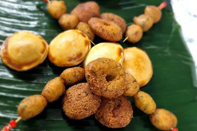 Miniature Traiteur Savigny-le-Temple (Seine-et-Marne) - Nos Tendances Traiteur #34 Huîtres gratinées garnies de fromage et épices, présentées sur un plateau en bois, avec légumes en arrière-plan.