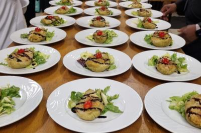 Miniature Traiteur Savigny-le-Temple (Seine-et-Marne) - Nos Tendances Traiteur #37 Huîtres gratinées garnies de fromage et épices, présentées sur un plateau en bois, avec légumes en arrière-plan.