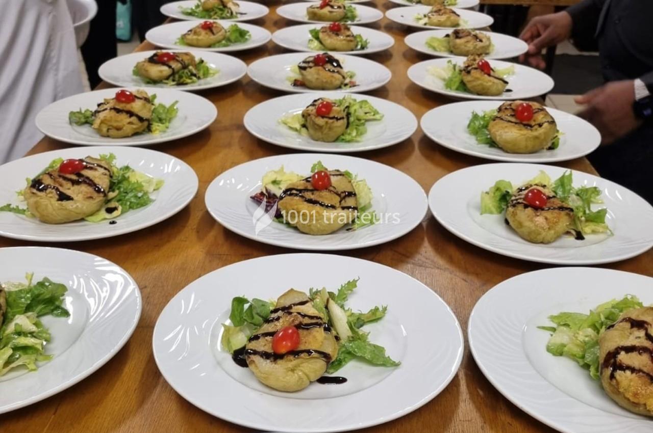 Assiettes dressées avec des feuilletés garnis, salade verte, tomates cerises et filet de sauce balsamique.