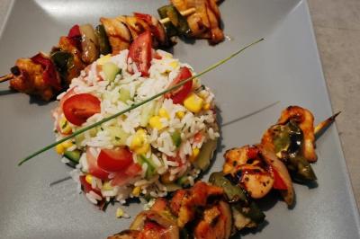 Miniature Traiteur Savigny-le-Temple (Seine-et-Marne) - Nos Tendances Traiteur #39 Huîtres gratinées garnies de fromage et épices, présentées sur un plateau en bois, avec légumes en arrière-plan.