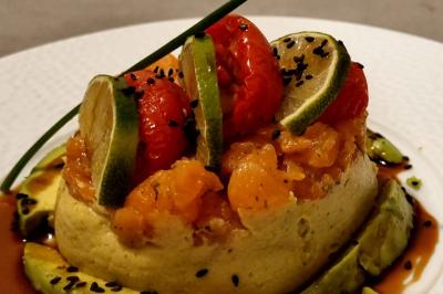 Miniature Traiteur Savigny-le-Temple (Seine-et-Marne) - Nos Tendances Traiteur #40 Huîtres gratinées garnies de fromage et épices, présentées sur un plateau en bois, avec légumes en arrière-plan.