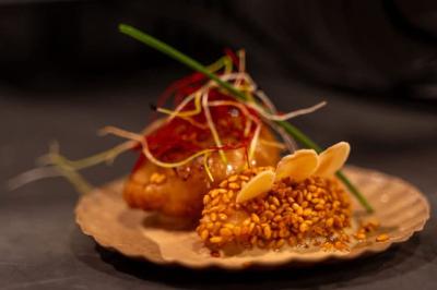 Miniature Traiteur Savigny-le-Temple (Seine-et-Marne) - Nos Tendances Traiteur #41 Huîtres gratinées garnies de fromage et épices, présentées sur un plateau en bois, avec légumes en arrière-plan.