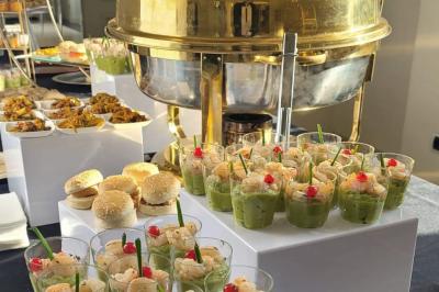 Miniature Traiteur Savigny-le-Temple (Seine-et-Marne) - Nos Tendances Traiteur #45 Huîtres gratinées garnies de fromage et épices, présentées sur un plateau en bois, avec légumes en arrière-plan.