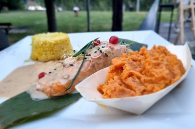 Miniature Traiteur Savigny-le-Temple (Seine-et-Marne) - Nos Tendances Traiteur #46 Huîtres gratinées garnies de fromage et épices, présentées sur un plateau en bois, avec légumes en arrière-plan.