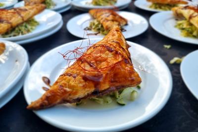 Miniature Traiteur Savigny-le-Temple (Seine-et-Marne) - Nos Tendances Traiteur #48 Huîtres gratinées garnies de fromage et épices, présentées sur un plateau en bois, avec légumes en arrière-plan.