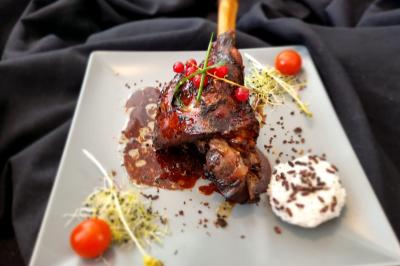 Miniature Traiteur Savigny-le-Temple (Seine-et-Marne) - Nos Tendances Traiteur #52 Huîtres gratinées garnies de fromage et épices, présentées sur un plateau en bois, avec légumes en arrière-plan.