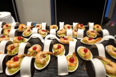 Miniature Traiteur Savigny-le-Temple (Seine-et-Marne) - Nos Tendances Traiteur #54 Huîtres gratinées garnies de fromage et épices, présentées sur un plateau en bois, avec légumes en arrière-plan.