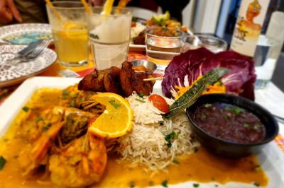 Miniature Traiteur Savigny-le-Temple (Seine-et-Marne) - Nos Tendances Traiteur #56 Huîtres gratinées garnies de fromage et épices, présentées sur un plateau en bois, avec légumes en arrière-plan.