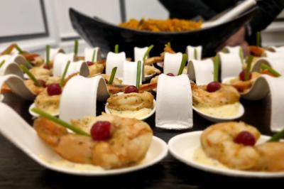 Miniature Traiteur Savigny-le-Temple (Seine-et-Marne) - Nos Tendances Traiteur #59 Huîtres gratinées garnies de fromage et épices, présentées sur un plateau en bois, avec légumes en arrière-plan.