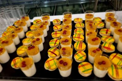 Miniature Traiteur Savigny-le-Temple (Seine-et-Marne) - Nos Tendances Traiteur #60 Huîtres gratinées garnies de fromage et épices, présentées sur un plateau en bois, avec légumes en arrière-plan.