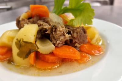 Miniature Traiteur Savigny-le-Temple (Seine-et-Marne) - Nos Tendances Traiteur #62 Huîtres gratinées garnies de fromage et épices, présentées sur un plateau en bois, avec légumes en arrière-plan.