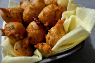 Miniature Traiteur Savigny-le-Temple (Seine-et-Marne) - Nos Tendances Traiteur #63 Huîtres gratinées garnies de fromage et épices, présentées sur un plateau en bois, avec légumes en arrière-plan.