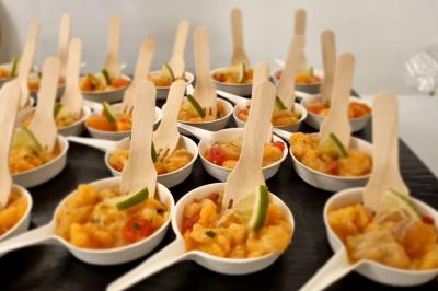 Miniature Traiteur Savigny-le-Temple (Seine-et-Marne) - Nos Tendances Traiteur #66 Huîtres gratinées garnies de fromage et épices, présentées sur un plateau en bois, avec légumes en arrière-plan.