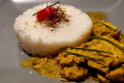 Miniature Traiteur Savigny-le-Temple (Seine-et-Marne) - Nos Tendances Traiteur #67 Huîtres gratinées garnies de fromage et épices, présentées sur un plateau en bois, avec légumes en arrière-plan.