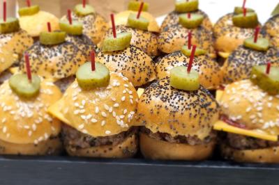 Miniature Traiteur Savigny-le-Temple (Seine-et-Marne) - Nos Tendances Traiteur #68 Huîtres gratinées garnies de fromage et épices, présentées sur un plateau en bois, avec légumes en arrière-plan.