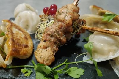 Miniature Traiteur Savigny-le-Temple (Seine-et-Marne) - Nos Tendances Traiteur #69 Huîtres gratinées garnies de fromage et épices, présentées sur un plateau en bois, avec légumes en arrière-plan.