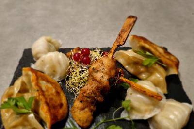 Miniature Traiteur Savigny-le-Temple (Seine-et-Marne) - Nos Tendances Traiteur #70 Huîtres gratinées garnies de fromage et épices, présentées sur un plateau en bois, avec légumes en arrière-plan.