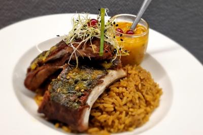 Miniature Traiteur Savigny-le-Temple (Seine-et-Marne) - Nos Tendances Traiteur #71 Huîtres gratinées garnies de fromage et épices, présentées sur un plateau en bois, avec légumes en arrière-plan.