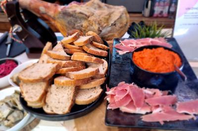 Miniature Traiteur Savigny-le-Temple (Seine-et-Marne) - Nos Tendances Traiteur #72 Huîtres gratinées garnies de fromage et épices, présentées sur un plateau en bois, avec légumes en arrière-plan.