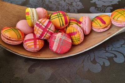 Miniature Traiteur Savigny-le-Temple (Seine-et-Marne) - Nos Tendances Traiteur #73 Huîtres gratinées garnies de fromage et épices, présentées sur un plateau en bois, avec légumes en arrière-plan.