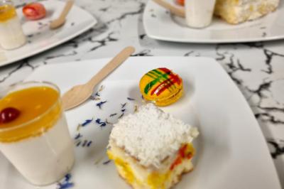 Miniature Traiteur Savigny-le-Temple (Seine-et-Marne) - Nos Tendances Traiteur #76 Huîtres gratinées garnies de fromage et épices, présentées sur un plateau en bois, avec légumes en arrière-plan.