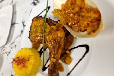 Miniature Traiteur Savigny-le-Temple (Seine-et-Marne) - Nos Tendances Traiteur #77 Huîtres gratinées garnies de fromage et épices, présentées sur un plateau en bois, avec légumes en arrière-plan.