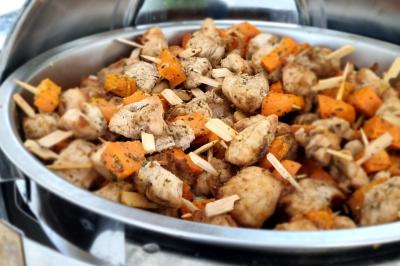 Miniature Traiteur Savigny-le-Temple (Seine-et-Marne) - Nos Tendances Traiteur #81 Huîtres gratinées garnies de fromage et épices, présentées sur un plateau en bois, avec légumes en arrière-plan.