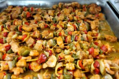 Miniature Traiteur Savigny-le-Temple (Seine-et-Marne) - Nos Tendances Traiteur #82 Huîtres gratinées garnies de fromage et épices, présentées sur un plateau en bois, avec légumes en arrière-plan.