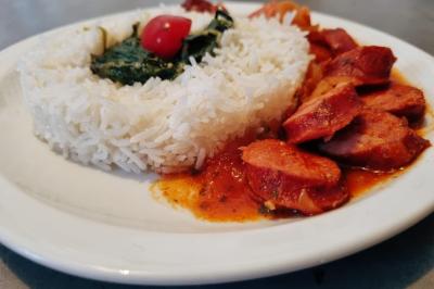 Miniature Traiteur Savigny-le-Temple (Seine-et-Marne) - Nos Tendances Traiteur #83 Huîtres gratinées garnies de fromage et épices, présentées sur un plateau en bois, avec légumes en arrière-plan.