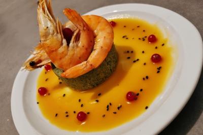 Miniature Traiteur Savigny-le-Temple (Seine-et-Marne) - Nos Tendances Traiteur #84 Huîtres gratinées garnies de fromage et épices, présentées sur un plateau en bois, avec légumes en arrière-plan.