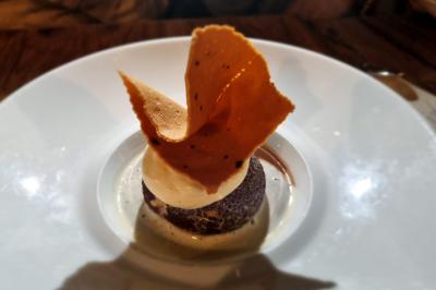 Miniature Traiteur Savigny-le-Temple (Seine-et-Marne) - Nos Tendances Traiteur #85 Huîtres gratinées garnies de fromage et épices, présentées sur un plateau en bois, avec légumes en arrière-plan.