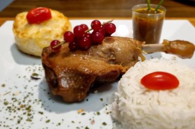 Miniature Traiteur Savigny-le-Temple (Seine-et-Marne) - Nos Tendances Traiteur #86 Huîtres gratinées garnies de fromage et épices, présentées sur un plateau en bois, avec légumes en arrière-plan.