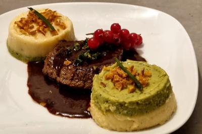 Miniature Traiteur Savigny-le-Temple (Seine-et-Marne) - Nos Tendances Traiteur #87 Huîtres gratinées garnies de fromage et épices, présentées sur un plateau en bois, avec légumes en arrière-plan.