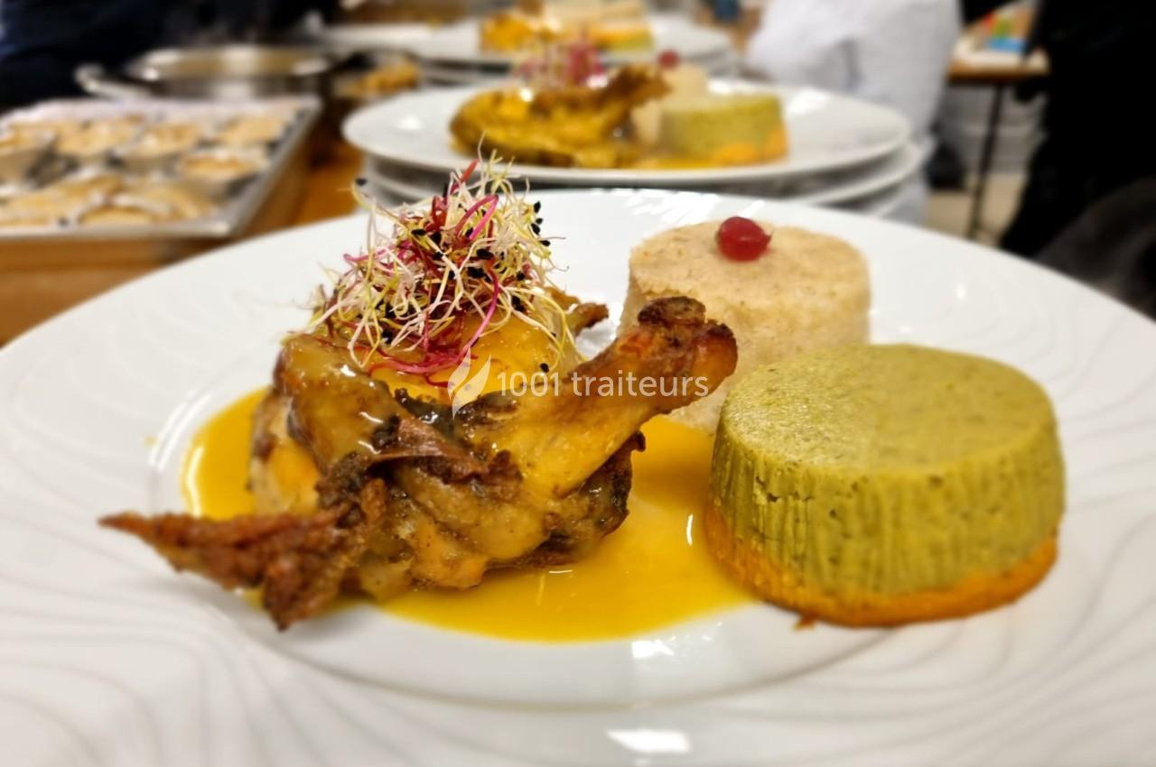 Assiette gastronomique avec volaille, purée verte, riz et sauce, décorée de pousses et d'une baie rouge.