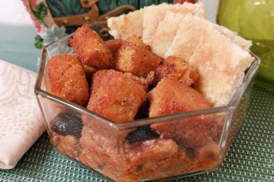 Miniature Traiteur Arras (Pas-de-Calais) - Aux Paniers Coussins #8 Assiette de triangles de pâte garnis d'une farce crémeuse, décorés de persil et disposés en cercle.