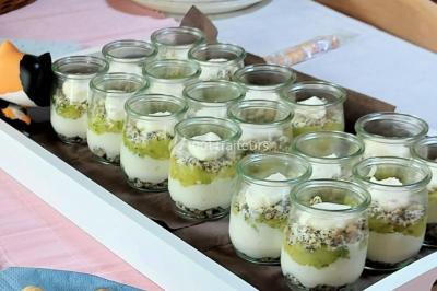 Miniature Traiteur Arras (Pas-de-Calais) - Aux Paniers Coussins #6 Assiette de triangles de pâte garnis d'une farce crémeuse, décorés de persil et disposés en cercle.