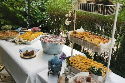 Miniature Traiteur Arras (Pas-de-Calais) - Aux Paniers Coussins #3 Assiette de triangles de pâte garnis d'une farce crémeuse, décorés de persil et disposés en cercle.