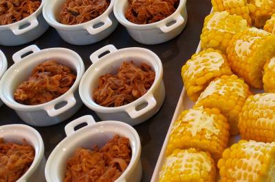 Miniature Traiteur Arras (Pas-de-Calais) - Aux Paniers Coussins #11 Assiette de triangles de pâte garnis d'une farce crémeuse, décorés de persil et disposés en cercle.