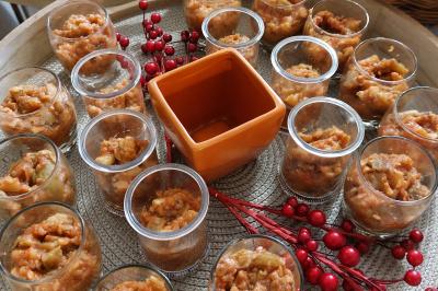 Miniature Traiteur Arras (Pas-de-Calais) - Aux Paniers Coussins #12 Assiette de triangles de pâte garnis d'une farce crémeuse, décorés de persil et disposés en cercle.