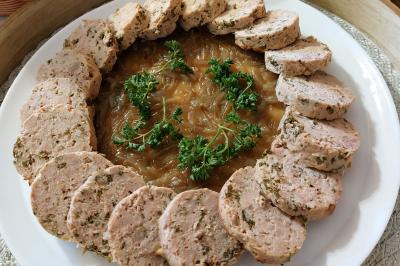 Miniature Traiteur Arras (Pas-de-Calais) - Aux Paniers Coussins #13 Assiette de triangles de pâte garnis d'une farce crémeuse, décorés de persil et disposés en cercle.