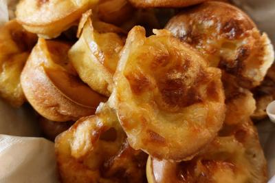 Miniature Traiteur Arras (Pas-de-Calais) - Aux Paniers Coussins #14 Assiette de triangles de pâte garnis d'une farce crémeuse, décorés de persil et disposés en cercle.