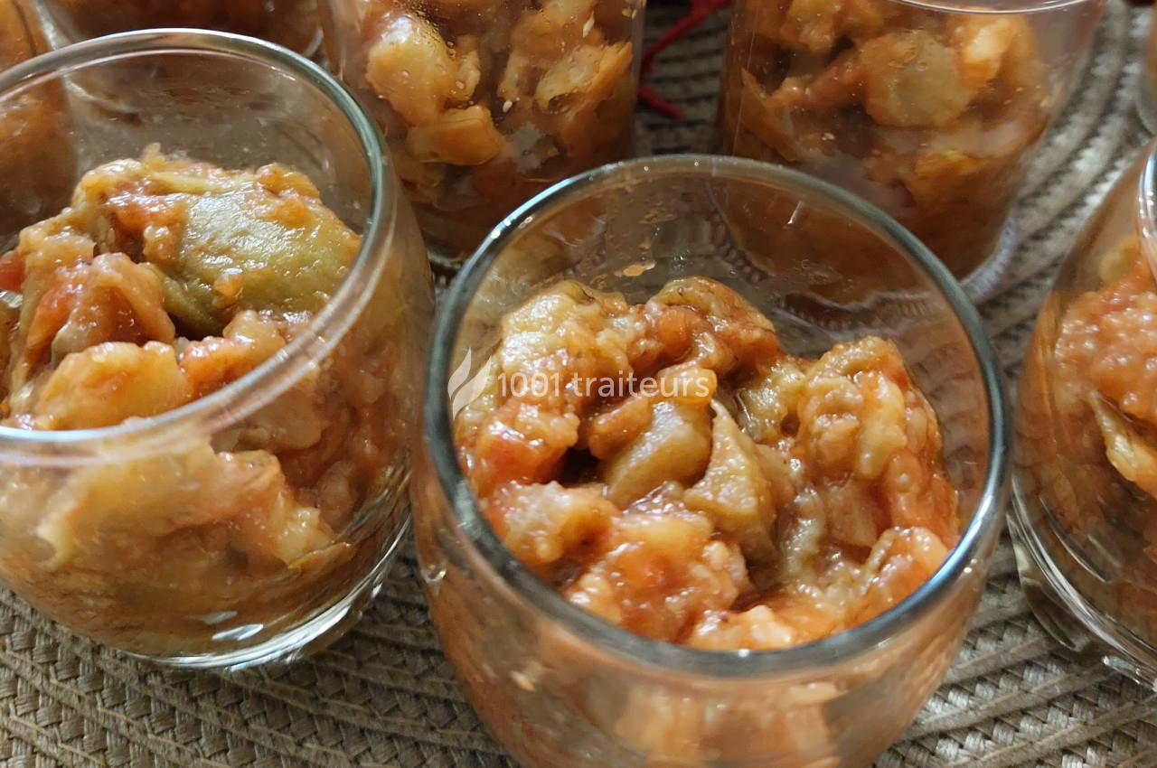 Verrines remplies d'une préparation à base de légumes cuits, principalement des aubergines et tomates.