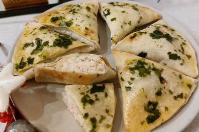 Miniature Traiteur Arras (Pas-de-Calais) - Aux Paniers Coussins #17 Assiette de triangles de pâte garnis d'une farce crémeuse, décorés de persil et disposés en cercle.