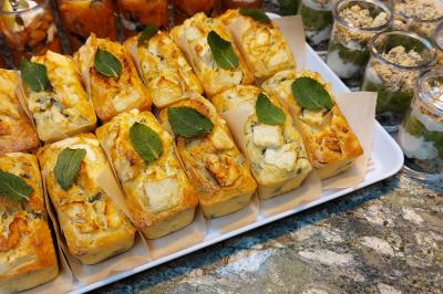 Miniature Traiteur Arras (Pas-de-Calais) - Aux Paniers Coussins #18 Assiette de triangles de pâte garnis d'une farce crémeuse, décorés de persil et disposés en cercle.