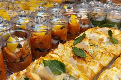 Miniature Traiteur Arras (Pas-de-Calais) - Aux Paniers Coussins #20 Assiette de triangles de pâte garnis d'une farce crémeuse, décorés de persil et disposés en cercle.