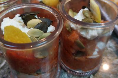 Miniature Traiteur Arras (Pas-de-Calais) - Aux Paniers Coussins #24 Assiette de triangles de pâte garnis d'une farce crémeuse, décorés de persil et disposés en cercle.