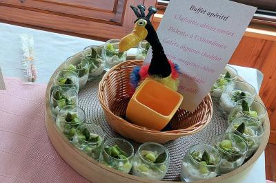 Miniature Traiteur Arras (Pas-de-Calais) - Aux Paniers Coussins #29 Assiette de triangles de pâte garnis d'une farce crémeuse, décorés de persil et disposés en cercle.