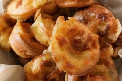 Miniature Traiteur Arras (Pas-de-Calais) - Aux Paniers Coussins #35 Assiette de triangles de pâte garnis d'une farce crémeuse, décorés de persil et disposés en cercle.