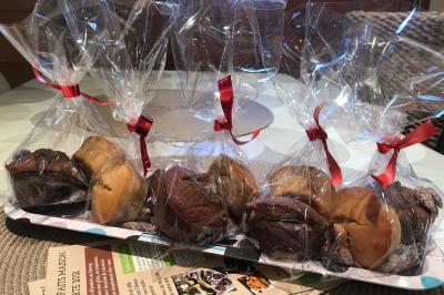 Miniature Traiteur Arras (Pas-de-Calais) - Aux Paniers Coussins #37 Assiette de triangles de pâte garnis d'une farce crémeuse, décorés de persil et disposés en cercle.