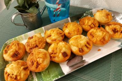 Miniature Traiteur Arras (Pas-de-Calais) - Aux Paniers Coussins #38 Assiette de triangles de pâte garnis d'une farce crémeuse, décorés de persil et disposés en cercle.